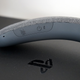 Imagen para el artículo titulado Si todos los auriculares te hacen daño, ¿has probado a colgarte unos altavoces al cuello?